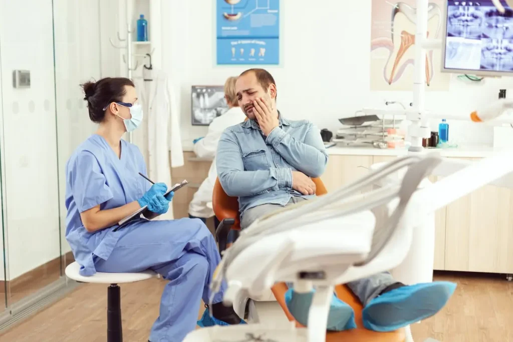Symptomen van een gaatje zijkant kies zoals pijn en gevoeligheid, besproken tijdens een consult bij International Dental Center.